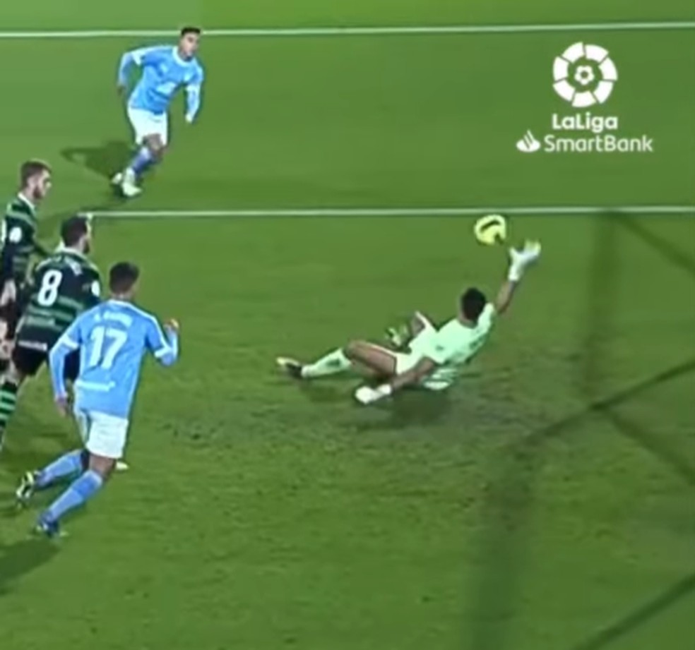 Incrível! Goleiro ex-Palmeiras faz quatro defesas em sequência na Espanha; veja