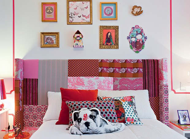 A arquiteta Andrea Murao criou esta cabeceira de patchwork para o quarto de uma adolescente. Sobre a cama, uma das almofadas exibe a imagem de um cãozinho (Foto: Ronaldo Rizzutti/Casa e Jardim)