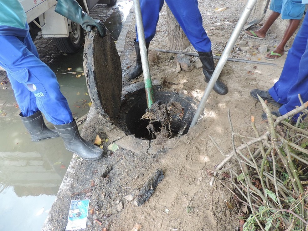 Lixo é retirado de rede de esgoto pela Caern — Foto: Caern