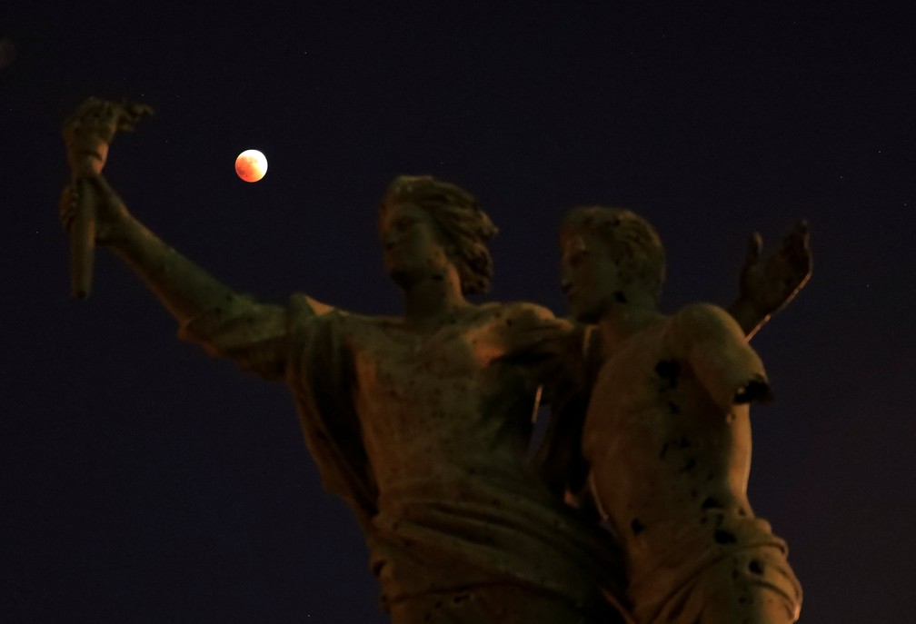 Eclipse visto sobre a estátua dos mártires em Beirute (Foto: Jamal Saidi/Reuters)