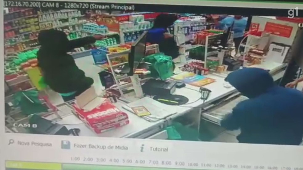 Quadrilha com menores de idade invade e rouba farmácia em menos de 30 segundos, em São Vicente (SP) — Foto: Reprodução