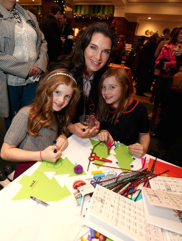 A atriz Brooke Shields com as filhas (Foto: Getty Images)