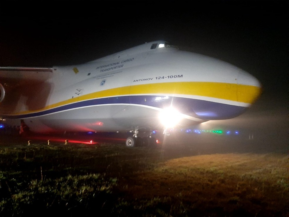 Avião cargueiro invade gramado do Aeroporto de Guarulhos durante pouso em SP — Foto: Divulgação