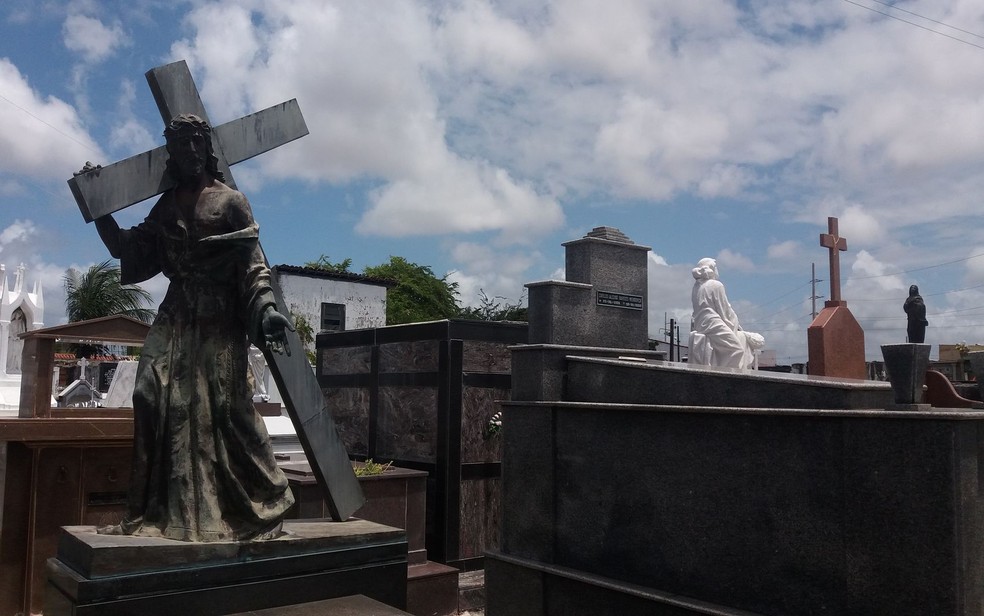 Imagem de Senhor dos Passos em túmulo do Cemitério Santa Izabel, em Aracaju (SE). (Foto: Anderson Barbosa/G1 Sergipe)