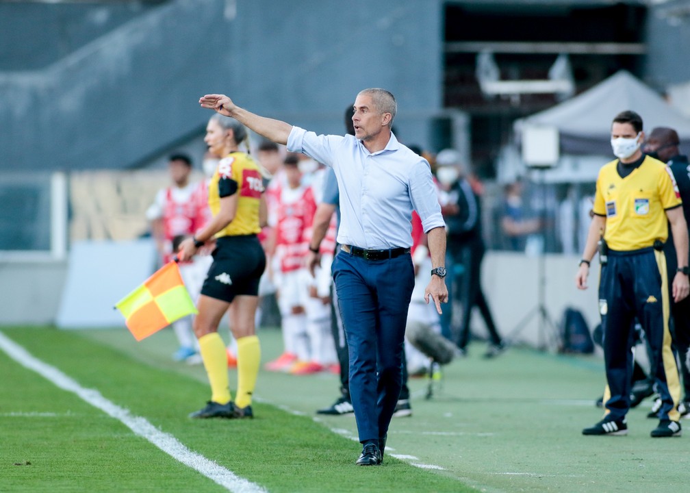 Sylvinho elogia Giuliano, mas avisa: 