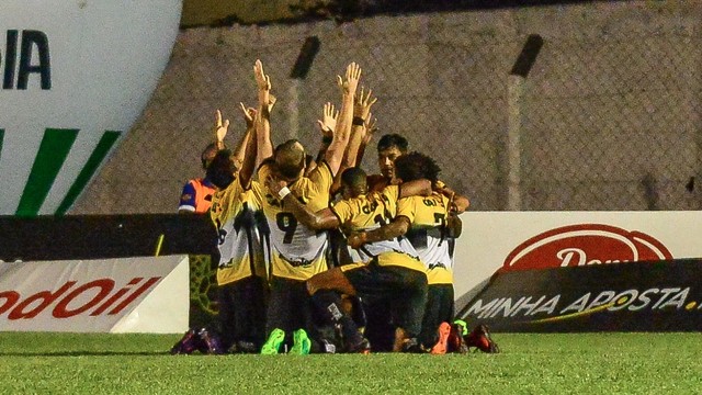 Comemoração do Tigre que enfim deixou a zona de rebaixamento ( Imagem: Ricardo Artifon)