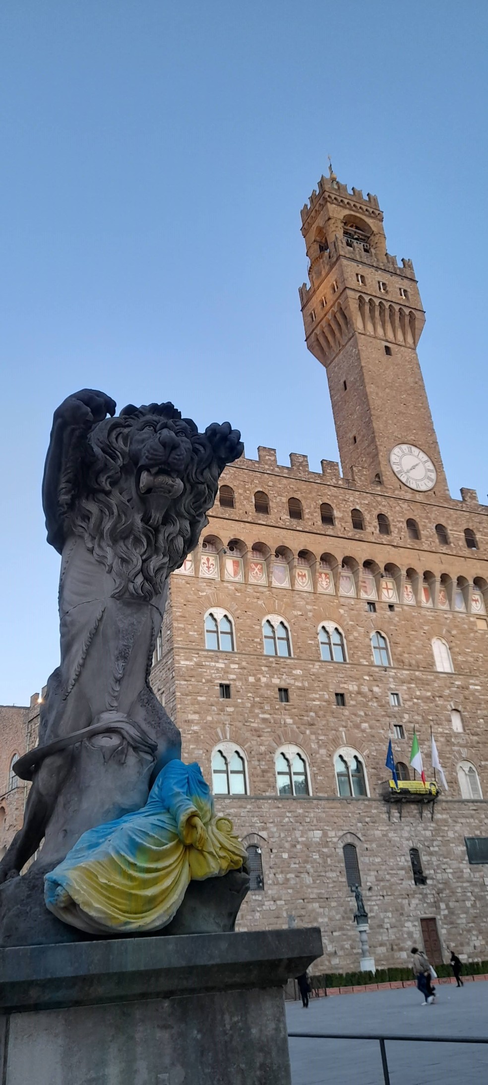 Na Piazza della Signoria, em Floren&ccedil;a, a 'Piet&aacute;' (2021) de Francesco Vezzoli ganhou as cores da Ucr&acirc;nia, ap&oacute;s interven&ccedil;&atilde;o do artista tcheco Vaclav Pisvejc  &mdash; Foto: Gian Amato