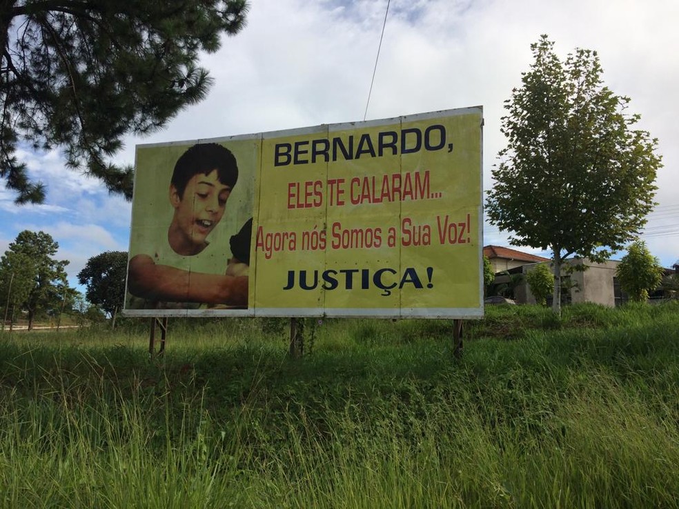 Outdoor colocado na entrada da cidade de Três Passos pede justiça pela morte de Bernardo — Foto: Carolina Cattaneo/G1
