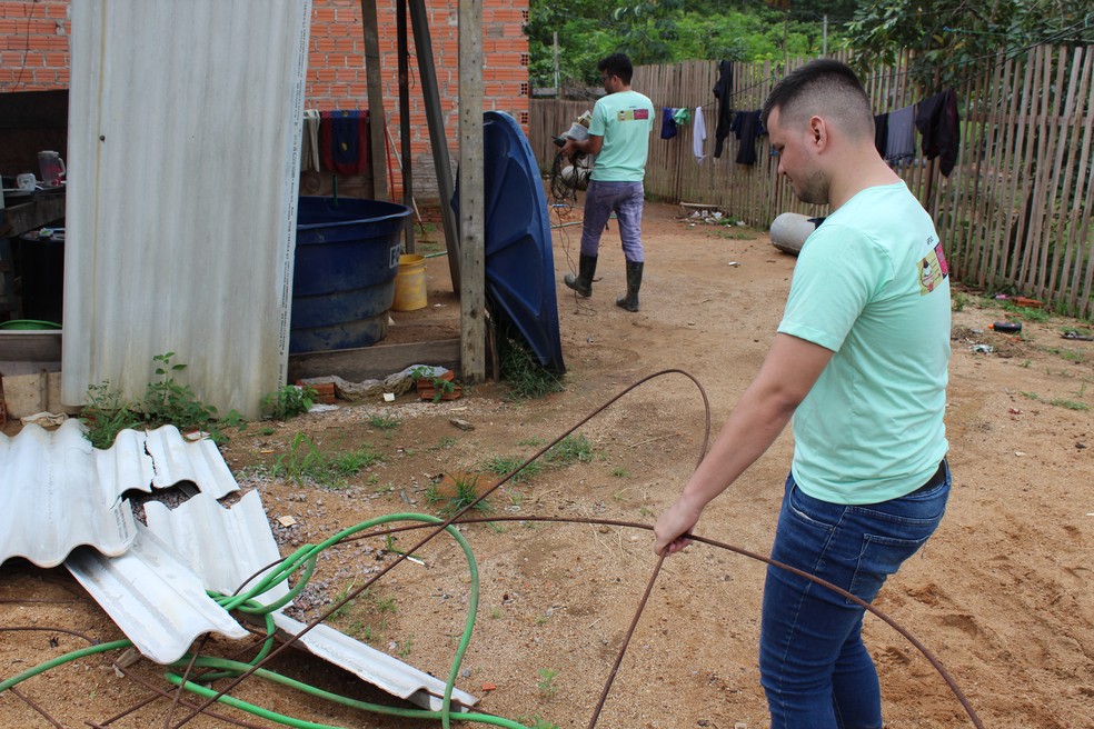 Acad&ecirc;micos trabalham na constru&ccedil;&atilde;o de casas com material ecol&oacute;gico &mdash; Foto: Di&ecirc;go Holanda/G1