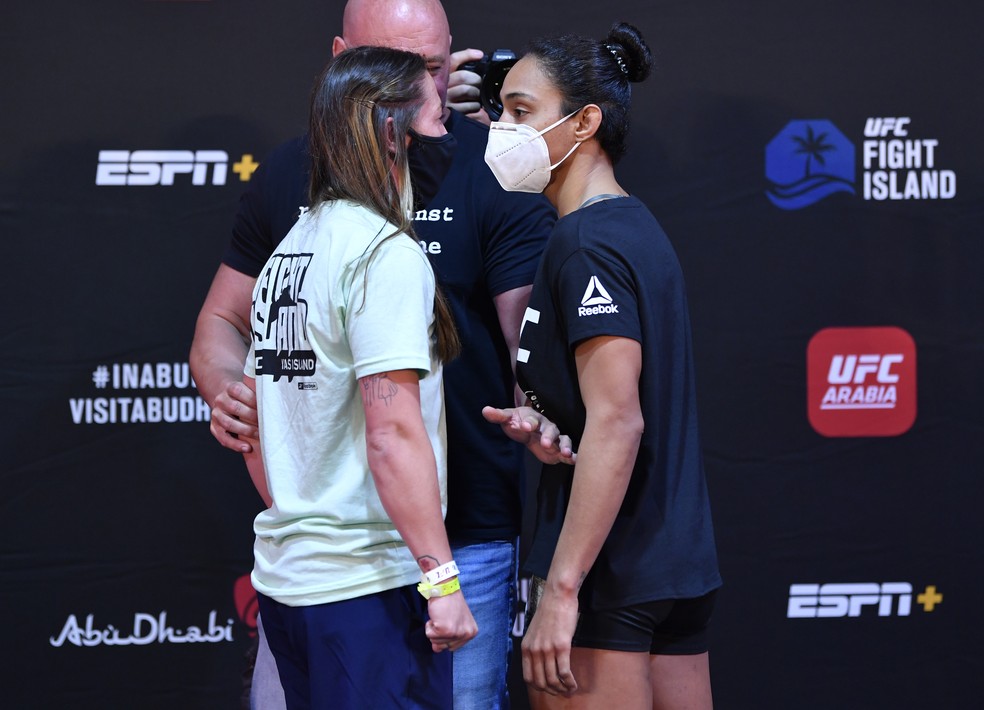 Molly McCann e Taila Santos fizeram uma encarada confusa após a pesagem do UFC: Kattar x Ige — Foto: Getty Images