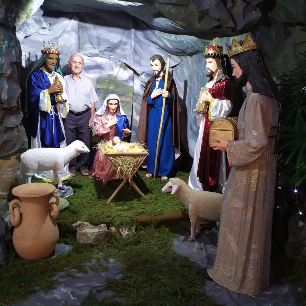 Aposentado de 82 anos cria peças de presépio em tamanho real e monta  cenário do nascimento Jesus na garagem de casa | Presidente Prudente e  Região | G1