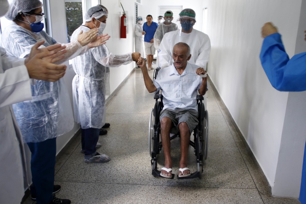  Médicos e enfermeiros se divertem com paciente após alta — Foto:  Ione Moreno/Semcom