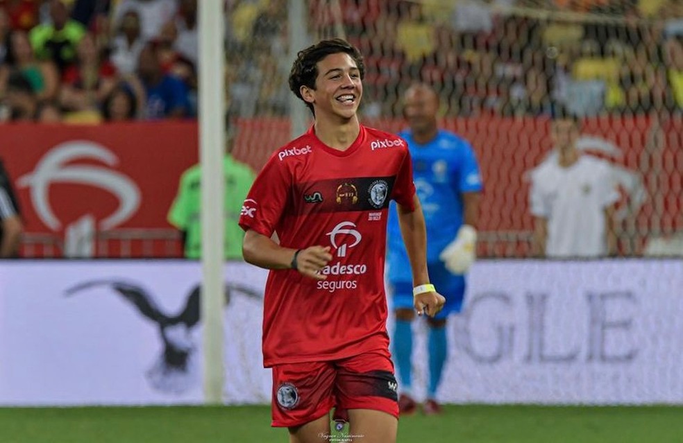 Neto de Zico faz dois golaços no Jogo das Estrelas — Foto: Vagner Nascimento