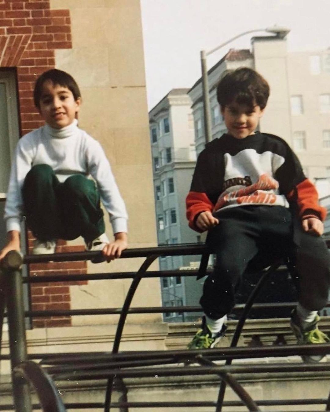 Charles e Darren Criss na infância (Foto: reprodução instagram)
