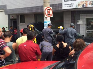 Vítima ficou presa às ferragens em acidente em Nova Serrana (Foto: Ricardo Nogueira/Divulgação)