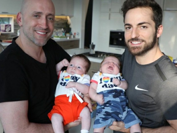 Paulo Gustavo e Thales Bretas com os filhos, Romeu e Gael (Foto: Reprodução/Instagram)