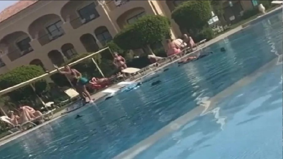 Mulher descobre traição e jogar roupas do namorado na piscina de hotel