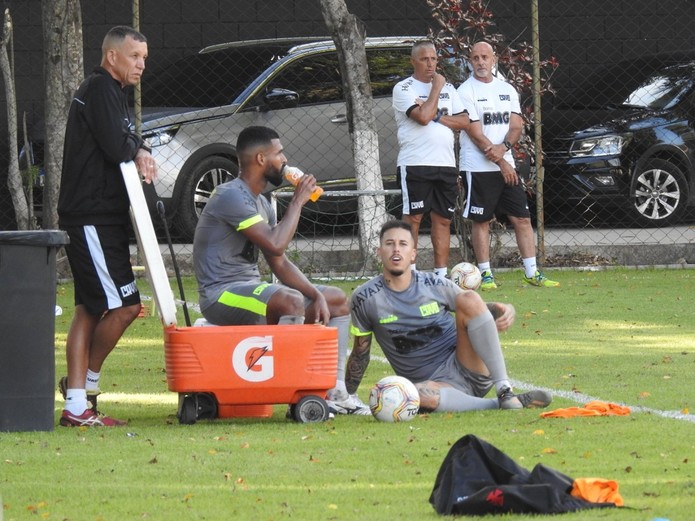 Maranhão ficou no gramado após se desentender com Bruno Gomes — Foto: Hector Werlang