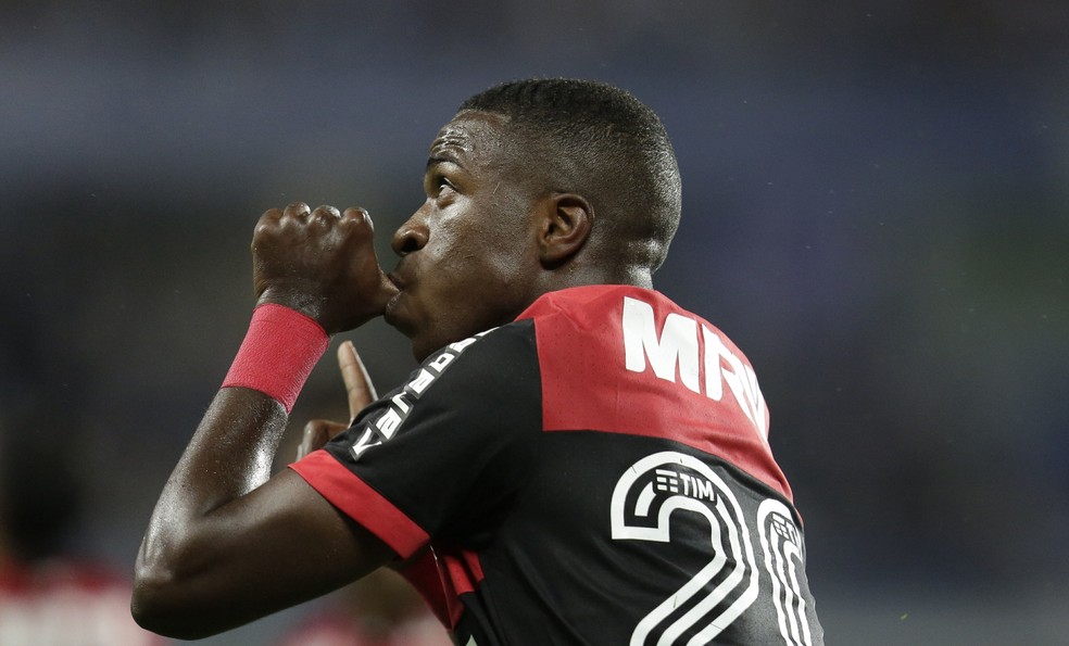 Vinicius Junior marcou os dois gols da vitória do Flamengo sobre o Emelec (Foto: Dolores Ochoa/AP)