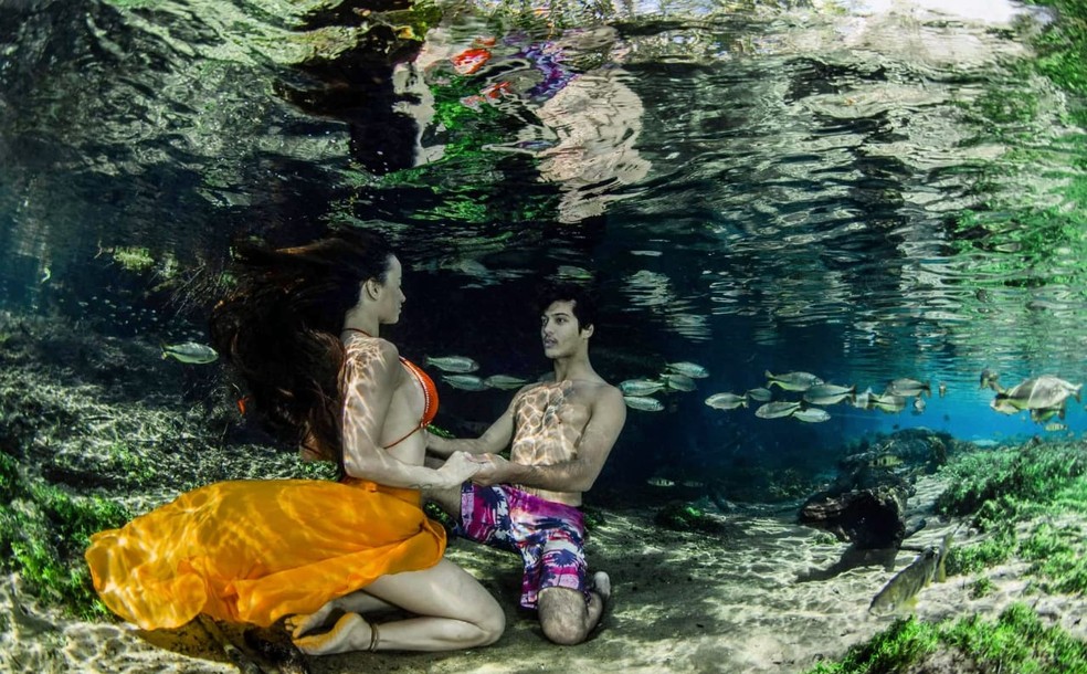 Modelos no fundo de caverna inundada — Foto: Ruver Bandeira/Foto