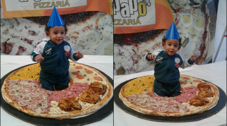 Dono da Pizzaria BatePapo colocou neto em pizza gigante para comemorar o Dia da Pizza (Foto: Divulgação)