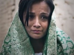 A atriz Fereshta Kazemi em cena do filme afegão 'The icy sun' (Foto: Reprodução/YouTube/Sanayee Film Production)
