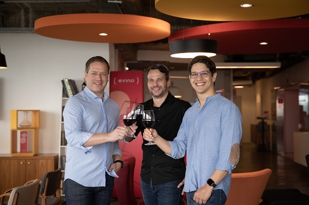 Alexandre Bratt, CEO da Grand Cru, Ari Gorenstein e Marcos Leal, cofundadores da Evino  (Foto: Jussara Martins / Evino)