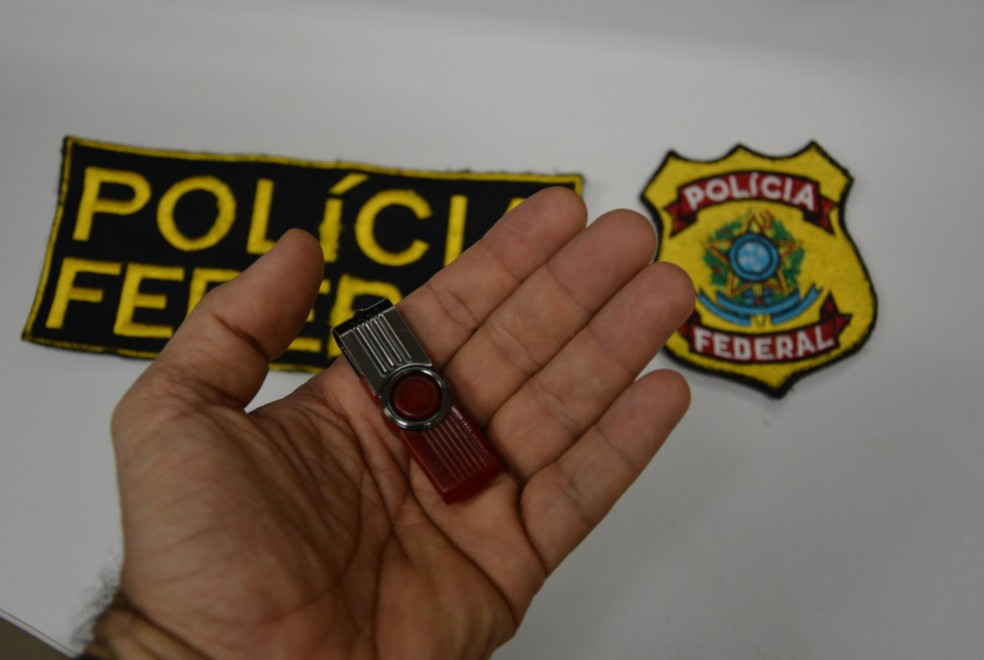 Pendrive tamb&eacute;m foi apreendio no recife (Foto: Ascom/PF)