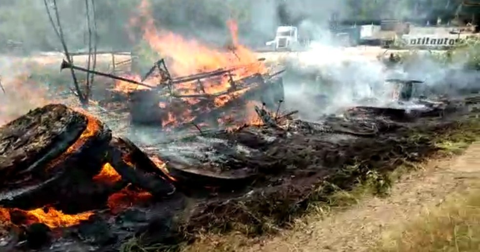 Incêndio atinge vegetação e casa abandonada em Várzea Paulista — Foto: Defesa Civil de Várzea Paulista