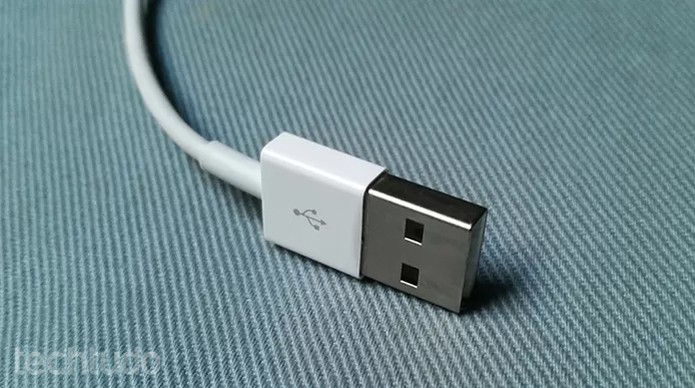 Limpe o cabo USB com uma flanela seca (Foto: Barbara Mannara/TechTudo)