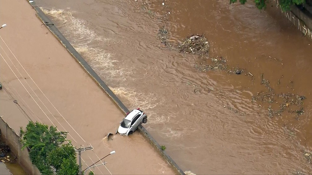 Temporal causa alagamento na regiÃ£o do SacomÃ£, em SP â Foto: ReproduÃ§Ã£o/TV Globo