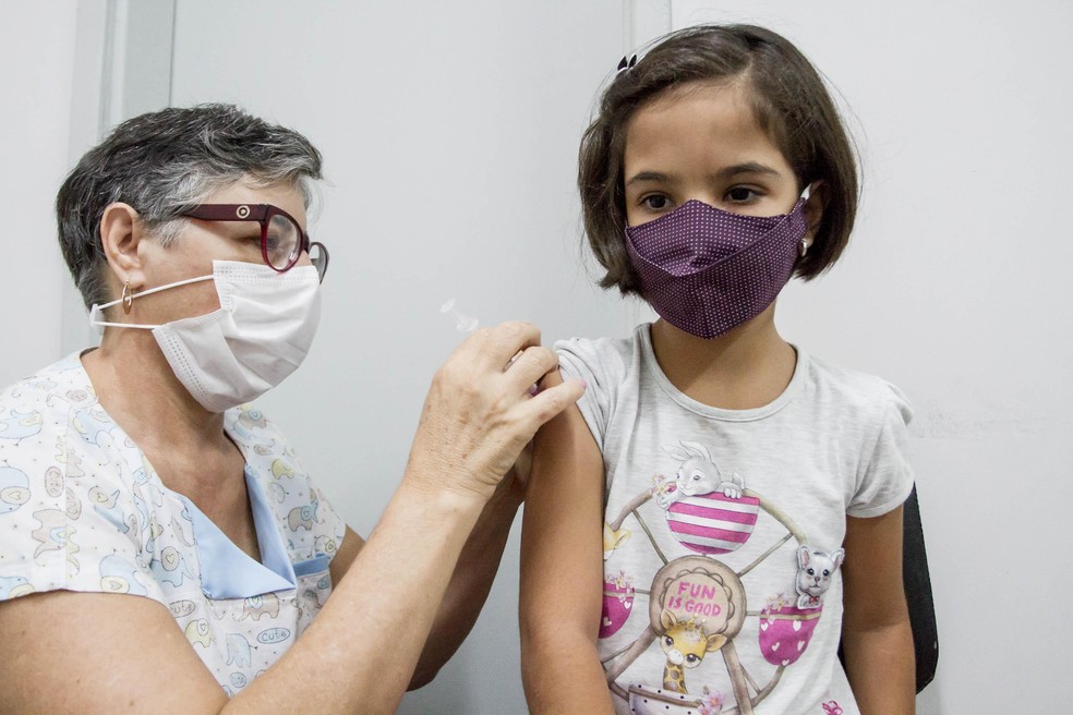 Criança sendo vacinada contra Covid-19 no estado de São Paulo — Foto: ROBERTO GARDINALLI/FUTURA PRESS/ESTADÃO CONTEÚDO