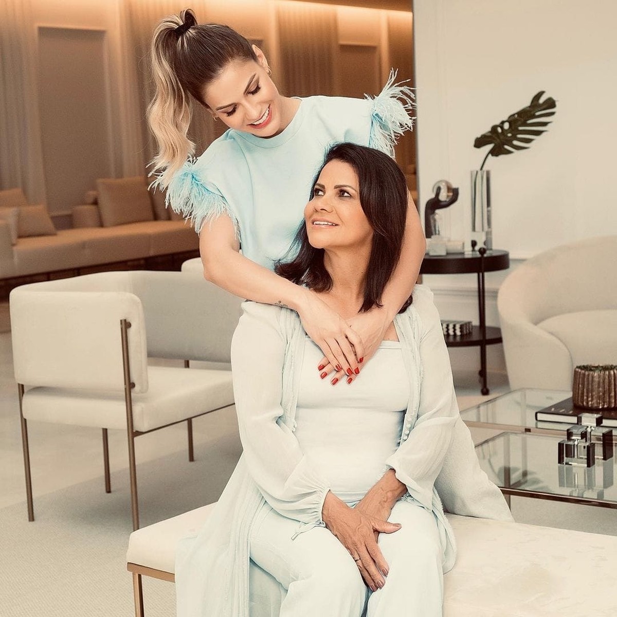 Andressa Suita parabeniza a mãe, Suely: 