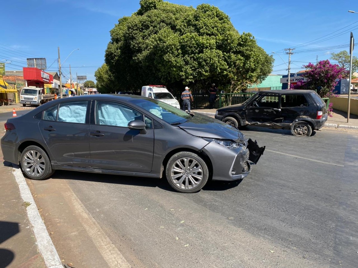 Criança fica gravemente ferida após batida entre dois carros no cruzamento de avenidas em Montes Claros