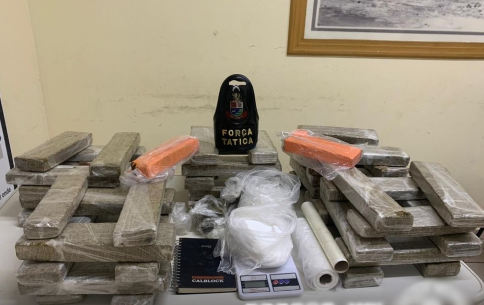 Homem é preso com tijolos de maconha e porções de cocaína em Avaré    — Foto: PM/ Divulgação 