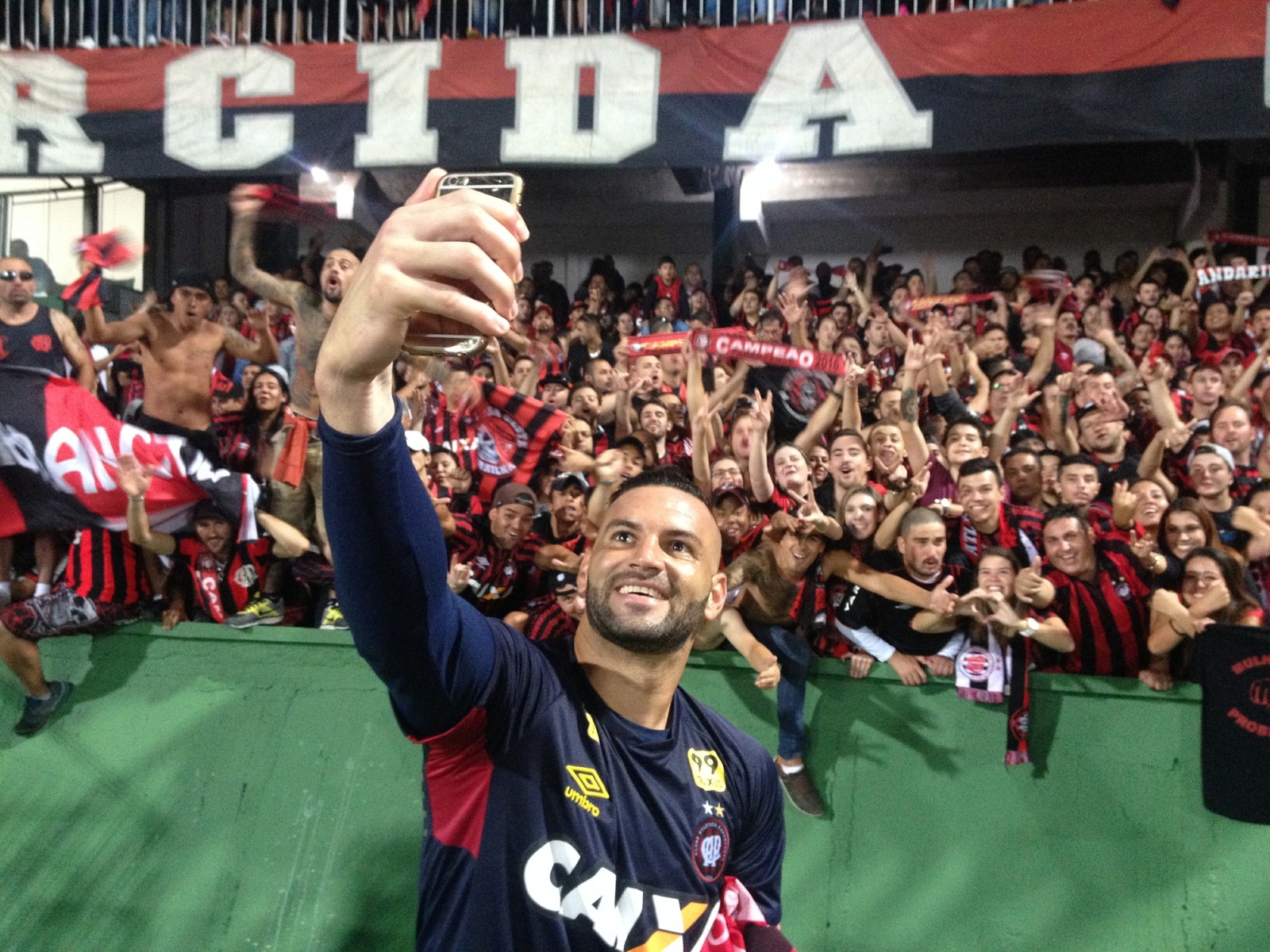 Weverton sai do Atlético-PR com nome na história e perto de recorde