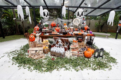 Com uma mesa cheia de doces e uma decoração superdivertida o aniversário de Antonio Pedro contou com vários detalhes de Halloween (Foto: Catia Herrera e Marcelo Vita)