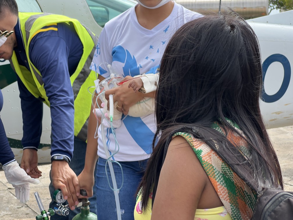 Bebê Yanomami respira com a ajuda de aparelhos — Foto: Caíque Rodrigues/g1 RR
