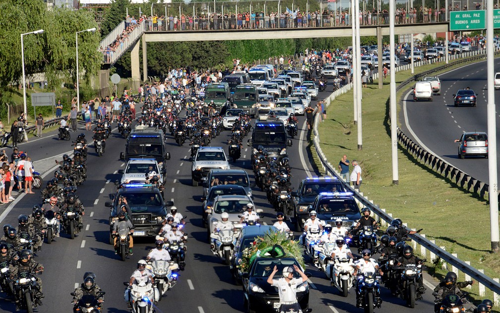 Caravana acompanha cortejo que leva o corpo de Diego Maradona até o cemitério Jardim da Paz, em Bella Vista, na Argentina, na quinta-feira (26) — Foto: Reuters/Magali Druscovich
