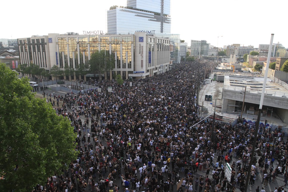 Paris, na França, tem protestos contra o racismo nesta terça-feira (2) mesmo contra ordens da polícia — Foto: Michel Euler/AP Photo