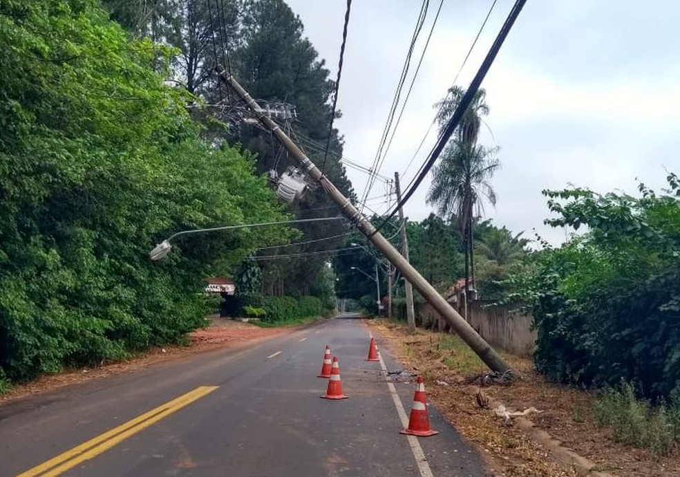 Trânsito precisou ser desviado até a troca do poste na avenida em Bauru — Foto: Arquivo pessoal 