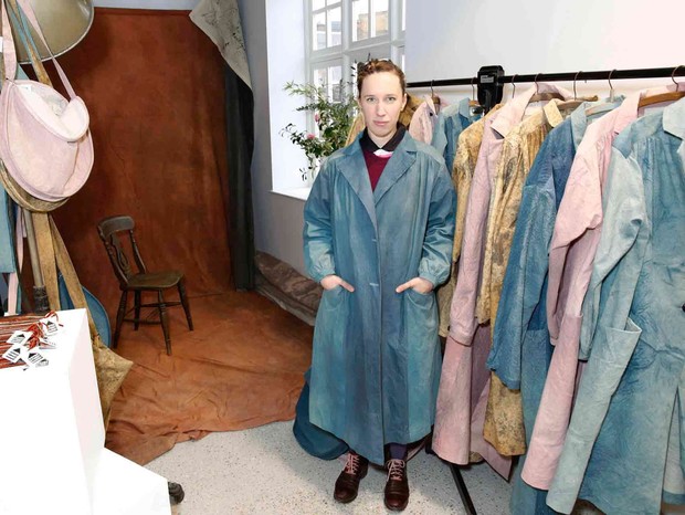 Frances von Hofmannsthal with her range of smock coats and bags inspired by the backdrops from her father Lord Snowdon's photography studio (Foto: Darren Gerrish)