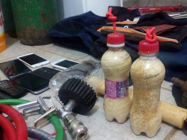 Dinamites artesanais feitas com garrafas PET foram apreendidas pela PM durante operação (Foto: Felipe Valentim/TV Paraíba)