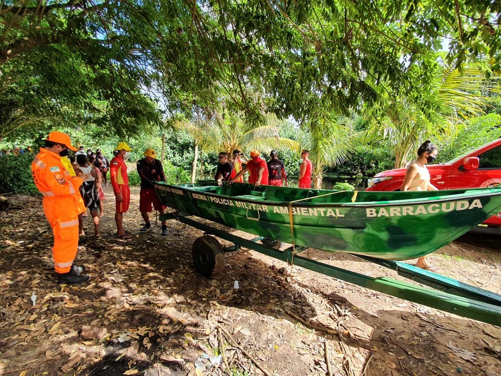 Bombeiros fizeram uso de barco de alumínio para adentrar mata no Rio Pium — Foto: Divulgação/Corpo de Bombeiros