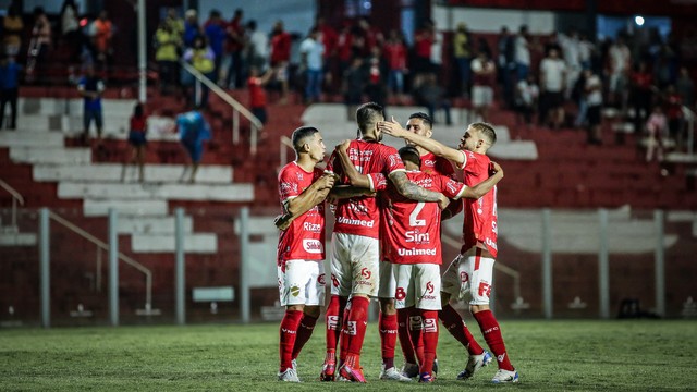 Jogadores do Vila comemoram a classificação