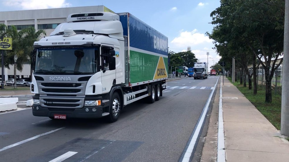 Caminhões com os insumos da CoronaVac deixou Viracopos na manhã desta quinta — Foto: Helen Sacconi/EPTV