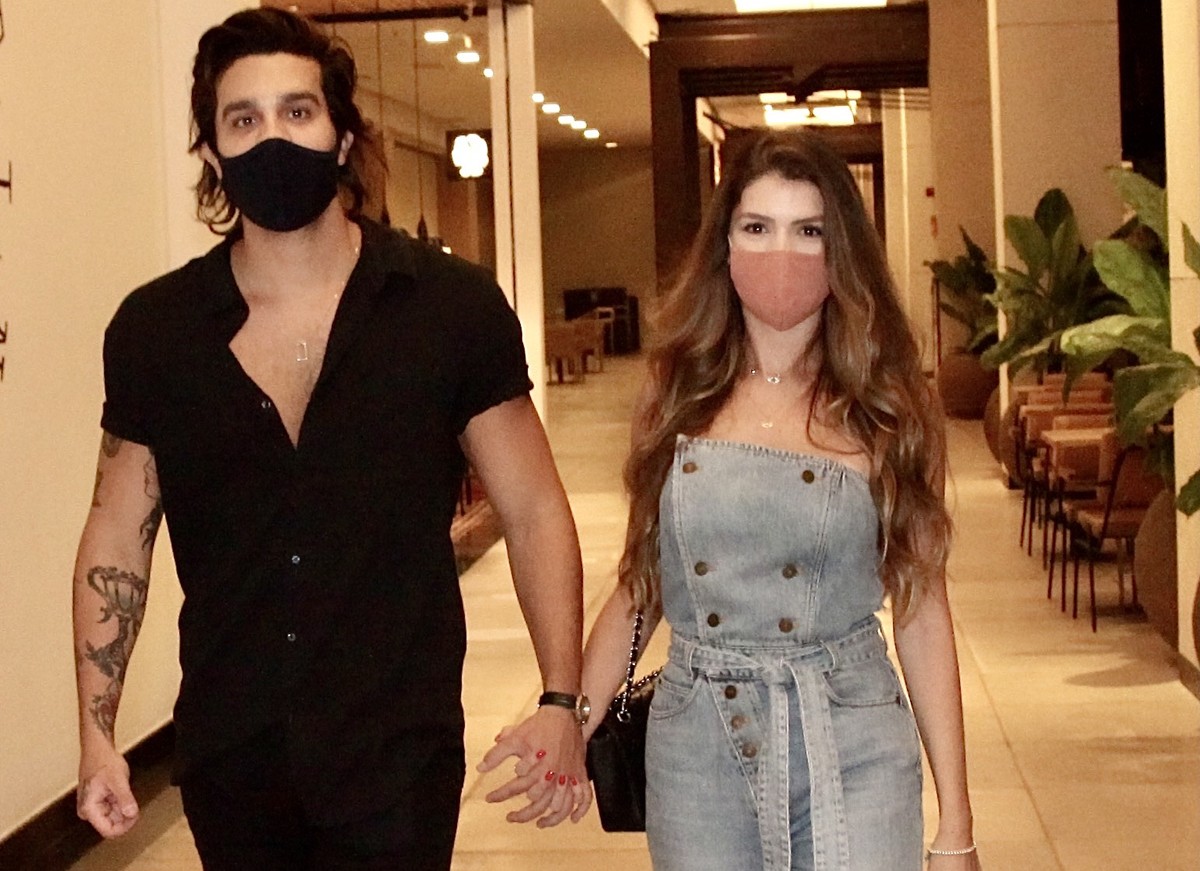 Luan Santana é clicado com loira em shopping de São Paulo (Foto: Marcos Ribas/Brazil News)