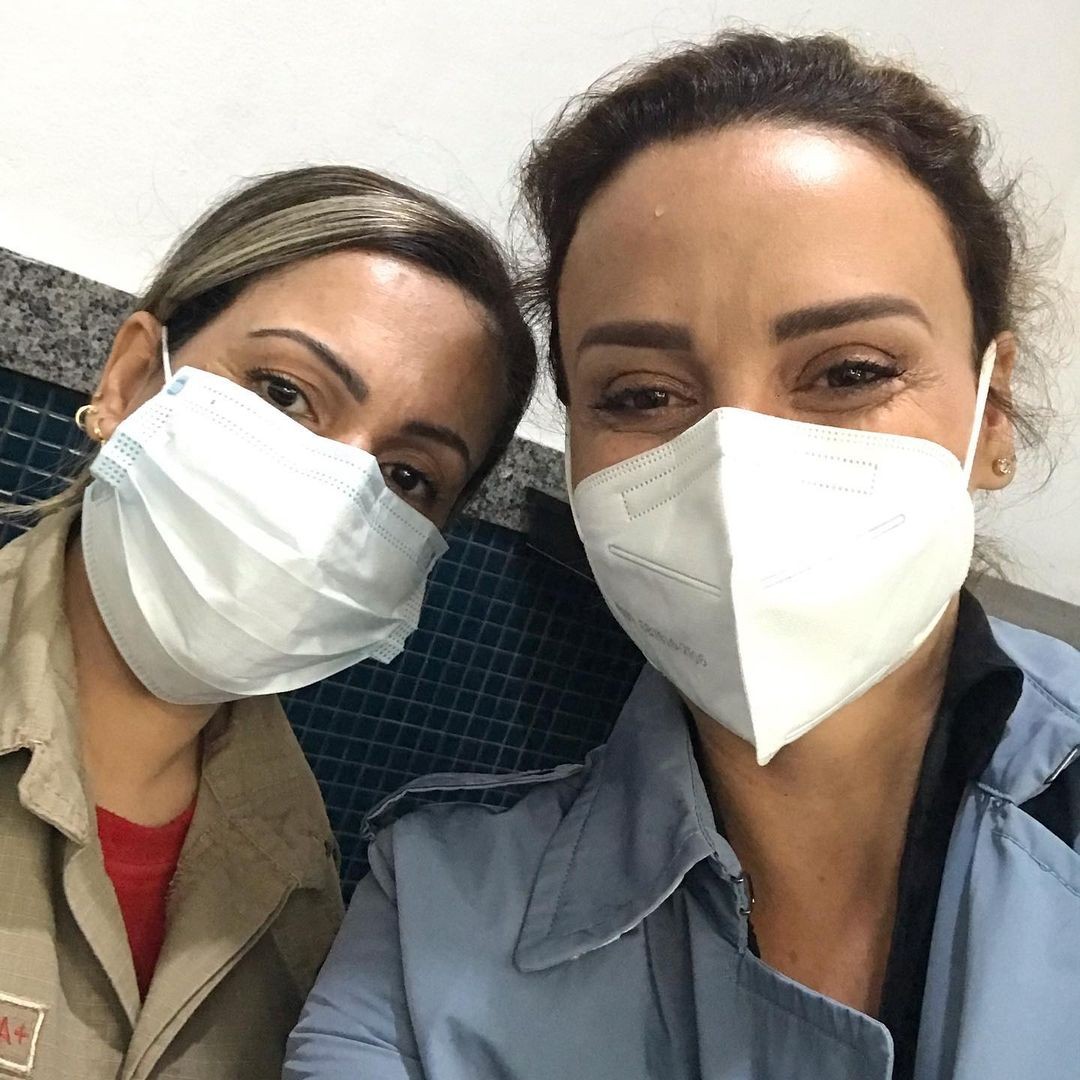 Suzana Pires com a profissional que aplicou sua vacina (Foto: Reprodução Instagram)