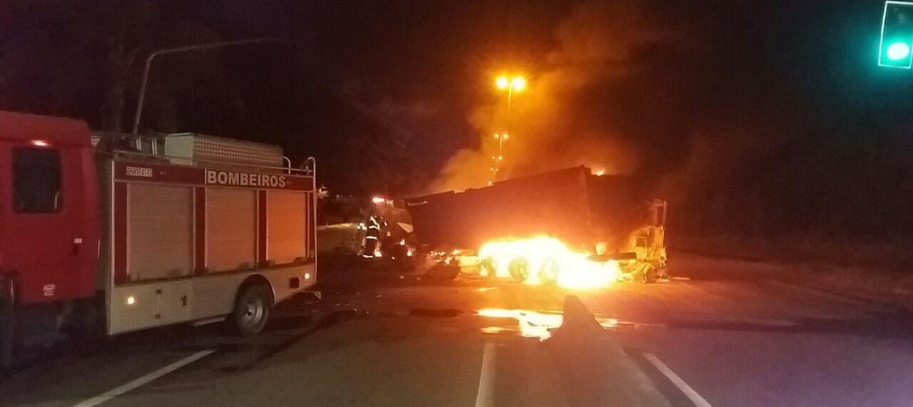 CaminhÃ£o pegando fogo, em Viana â Foto: VC no ESTV