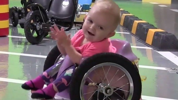 Evelyn em sua cadeira de rodas (Foto: Reprodução Youtube)